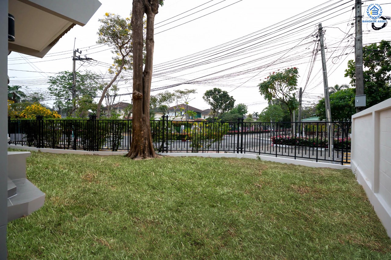 บ้านมือสองตกแต่งใหม่ โครงการ ชลลดา วัดลาดปลาดุก บ้านเดี่ยวหลังมุม คุณภาพระดับ L&H บนเนื้อที่ 57.7 ตร.ว. ฟังก์ชัน 3 ห้องนอน 2 ห้องน้ำ จอดรถได้ 1 คัน บนทำเลศักยภาพ เพียง 15 นาทีถึงเซ็นทรัลเวสท์เกต ใกล้รถไฟฟ้าสายสีม่วง "สถานีคลองบางไผ่"